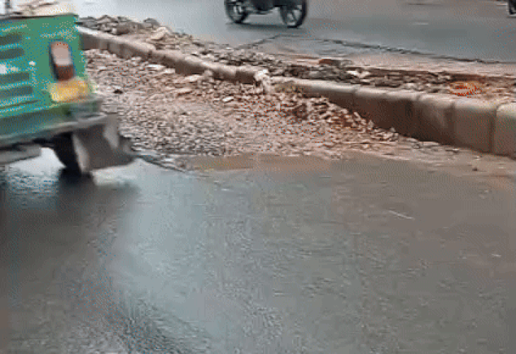 A road being built with crores of rupees in Agra collapsed, | आगरा में करोड़ों रुपय से बन रही सड़क धंसी: बोदला-लोहामंडी रोड पर हर 30 मीटर पर गड्ढे, डिवाइडर भी धंसा – Agra News