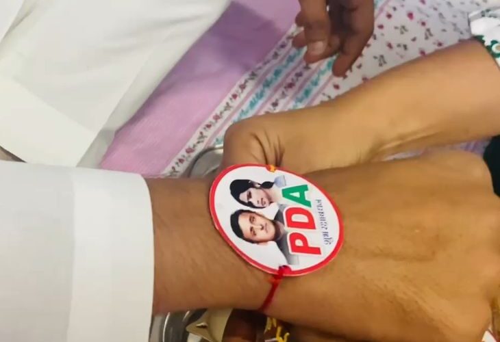 PDA themed Rakhi becomes a topic of discussion in Sitapur | सीतापुर में पीडीए थीम वाली राखी बनी चर्चा का विषय: सपा छात्र सभा जिलाध्यक्ष ने बांटी अखिलेश-डिंपल यादव की तस्वीर वाली राखियां – Sitapur News