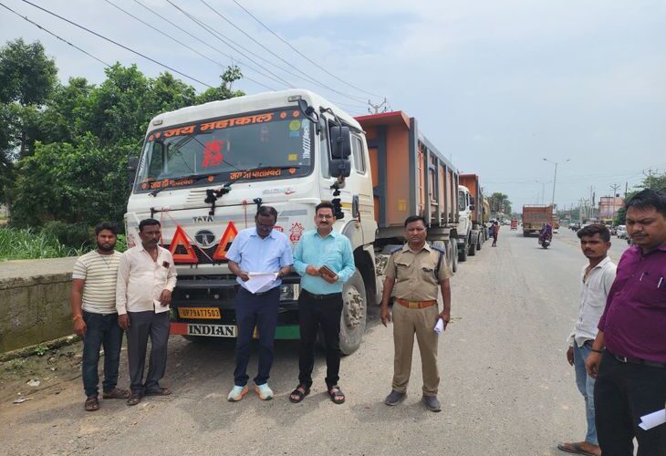 3 trucks without royalty and 4 overloaded trucks seized | बिना रॉयल्टी के 3 ट्रक और 4 ओवरलोड ट्रक सीज: फर्रुखाबाद में खनन सामग्री का परिवहन करने वाले वाहनों की सघन चेकिंग – Farrukhabad News