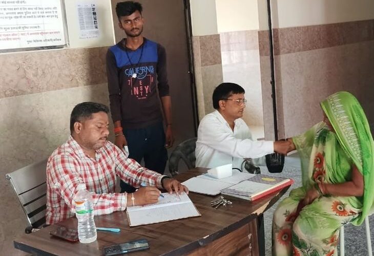 2082 patients got free treatment at 41 health centres, 42 golden cards were made | महराजगंज में आरोग्य मेला का आयोजन: 41 स्वास्थ्य केंद्रों पर 2082 मरीजों का मुफ्त इलाज, 42 गोल्डन कार्ड बने – Maharajganj News