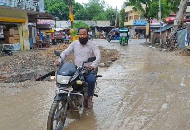 Negligence of water corporation in Balrampur | बलरामपुर में जल निगम की लापरवाही: पीपल तिराहा पर टूटी सड़क बनी दलदल, स्कूली बच्चे और राहगीर हो रहे हैं चोटिल – Balrampur News