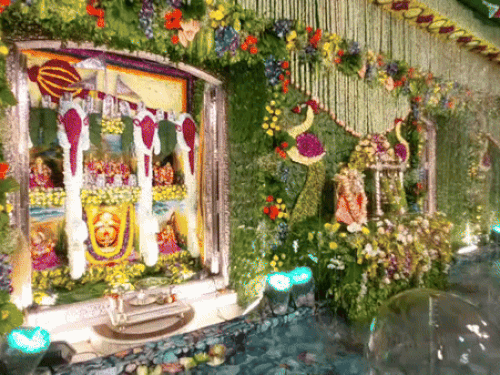 Jalvihar Shringar performed in the Tridev temple of Varanasi | वाराणसी के त्रिदेव मंदिर में हुआ जलविहार श्रृंगार: फूल बंगले में विराज राधारानी,21 हजार कमल के फूलों से हुआ श्रृंगार – Varanasi News