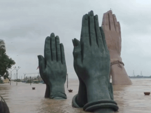 Ganga 97CM above the danger mark in Varanasi | वाराणसी में खतरे के निशान से 97CM ऊपर गंगा: BHU ट्रॉमा सेंटर से महज 800 मीटर दूर पानी,गांव में हजारों एकड़ फसल बर्बाद – Varanasi News