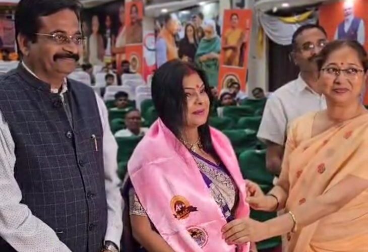 Malini Awasthi said in Jhansi: Research should be done on folk art | झांसी में बोलीं मालिनी अवस्थी: लोककला पर हो शोध: अपनी पुस्तक का विमोचन करने पहुंची थीं लोक गायिका, कहा सावन में स्वर्ग से कम नहीं बुंदेलखंड – Jhansi News