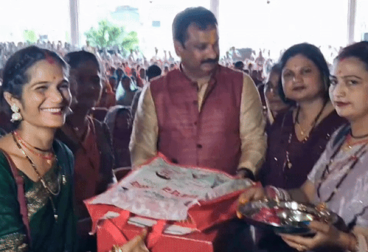 SP’s EX MLA Deep Narayan tied Rakhi in Madhya Pradesh | सपा के EX MLA दीपनारायण ने मध्यप्रदेश में बंधवाई राखी: झांसी के मोठ में नहीं मिली कार्यक्रम की परमिशन, बोले-इस स्तर की राजनीति न करें – Jhansi News