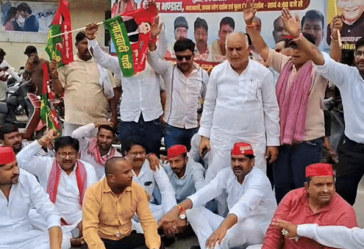 Congress-SP protest in Jhansi, workers sit on strike | झांसी में कांग्रेस-सपा का प्रदर्शन, धरने पर बैठे कार्यकर्ता: बोले-चुनाव आयोग से सूची मांगने जाना कब से गुनाह हो गया – Jhansi News