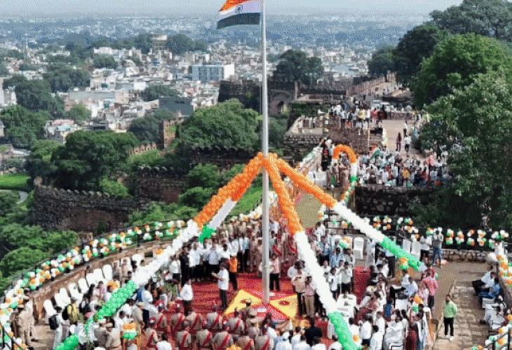 PHOTO’S Drunk people immersed in the celebration of Independence in Jhansi | झांसी में आजादी के जश्न में डूबे मतवाले PHOTO’S: हाथों में तिरंगा और दिल में देश से प्यार, हर कोई मनाता दिखा सबसे बड़ा त्योहार – Jhansi News