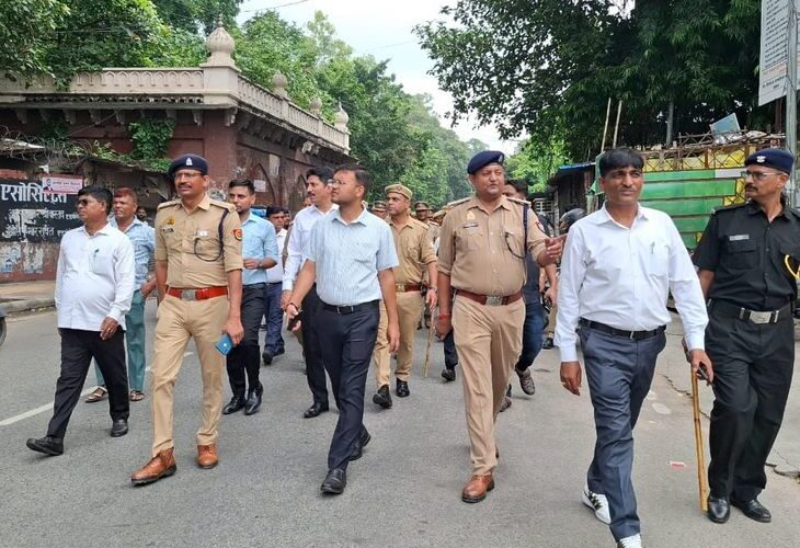 Action of Municipal Corporation in Kaiserbagh, Lucknow | लखनऊ में कैसरबाग में नगर निगम का एक्शन: स्वास्थ्य भवन से कैसरबाग चौराहे तक हटाया गया अतिक्रमण, नगर आयुक्त भी रहे मौजूद – Lucknow News