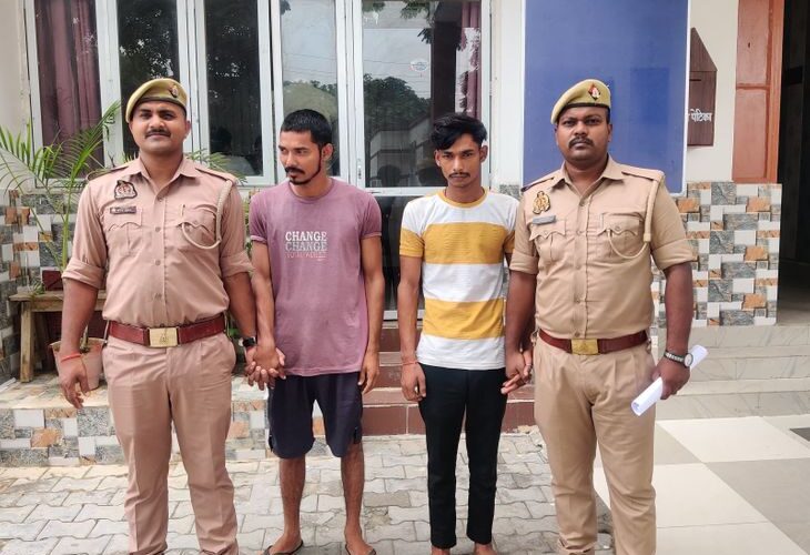 Two arrested for assaulting a policeman in kotwali Azamgarh | आजमगढ़ में पुलिसकर्मी से मारपीट करने वाले दो गिरफ्तार: एक दिन पूर्व दर्ज हुआ था मुकदमा सोशल मीडिया पर वायरल हुआ था वीडियो – Azamgarh News