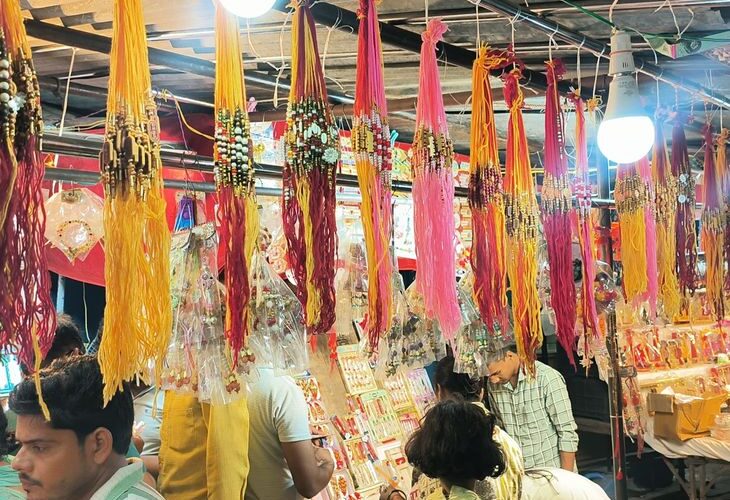 Azamgarh’s markets remained buzzing till late night | देर रात तक आजमगढ़ के बाजार रहे गुलजार: रक्षाबंधन के त्यौहार को लेकर मिठाई और राखी की दुकानों पर उमड़ी रही बहनों की भारी भीड़ – Azamgarh News