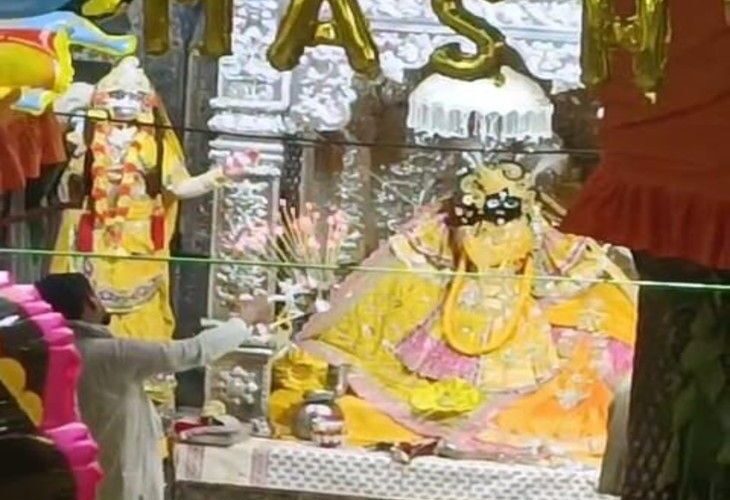 Devotees gathered to see Banke Bihari on Janmashtami | जन्माष्टमी पर बांके बिहारी के दर्शन को उमड़े भक्त: आधी रात हुई मंगला आरती,वर्ष में एक बार होती हैं बांके बिहारी जी की मंगला आरती – Mathura News