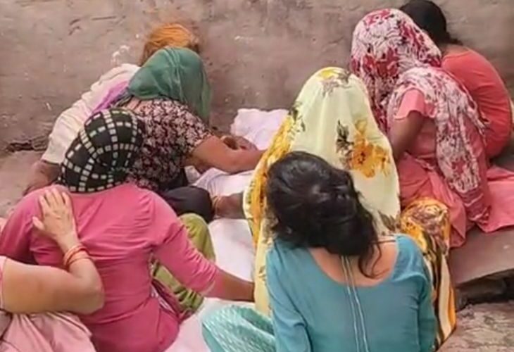 Accident while connecting electric wire in Hathras | हाथरस में बिजली का तार जोड़ते समय हादसा: युवक की करंट लगने और गिरने से मौत, दूसरी मंजिल पर कर रहा था काम – Hathras News