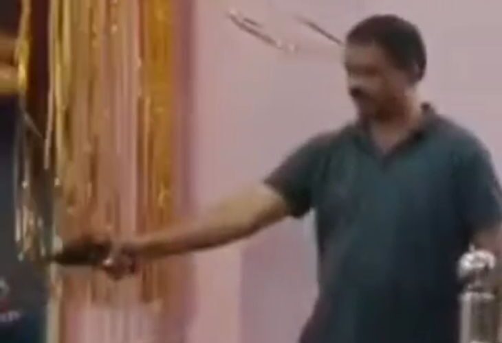 Video of BJP leader firing from revolver in Lalitpur | भाजपा नेता का रिवाल्वर से फायरिंग का VIDEO: पुलिस ने दर्ज की FIR, नेता का दावा- नाग पंचमी पूजन का 8 साल पुराना है – Lalitpur News