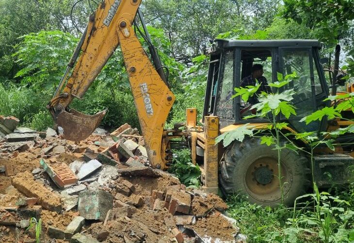 Cemetery removed from government land in Sambhal | संभल में सरकारी जमीन से कब्रिस्तान हटाया: लोगों ने कहा- कब्रें पुरानी, हमारे पास प्रूफ, कब्रों को छोड़े दें सरकार; प्रशासन बोला- अवैध कब्जा – Sambhal News