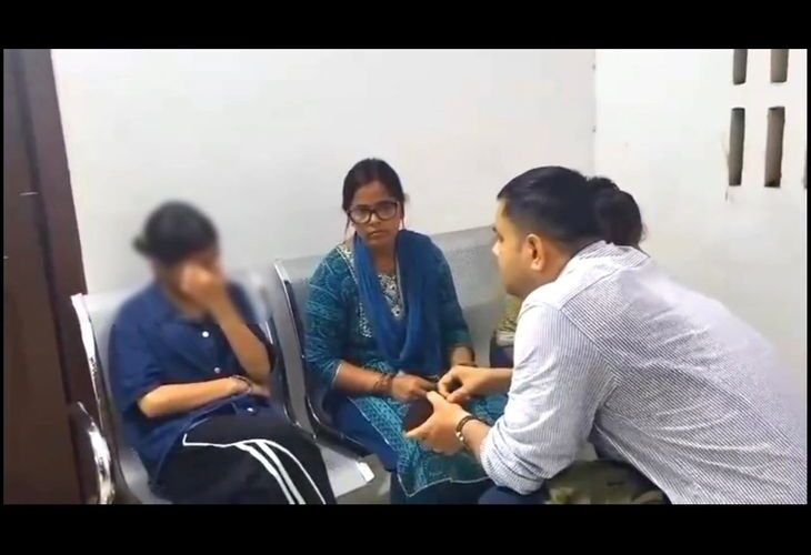 Maharajganj police handed over to Nepal police | महाराजगंज पुलिस ने नेपाल पुलिस को सौंपा: मानव तस्करी की कोशिश नाकाम, दो नेपाली नाबालिग युवतियां बरामद – Maharajganj News