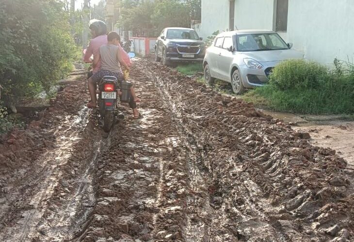 Azad Nagar road becomes a swamp in Siddharth Nagar | सिद्धार्थनगर में आजाद नगर की सड़क बनी दलदल: छात्र गिर रहे, बुजुर्ग फंस रहे, नागरिक बोले- दिखावे के लिए हुआ काम – Siddharthnagar News