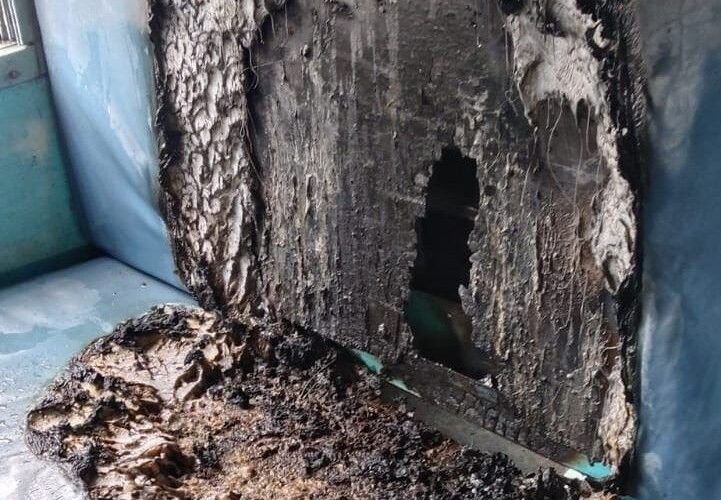Fire broke out in the seat of the bogie of a passenger train | पेसेंजर ट्रेन की बोगी की सीट में लगी आग: कासगंज में सफाई कर्मियों ने समय रहते बुझाई, बीड़ी-सिगरेट से आग लगने की आशंका – Kasganj News