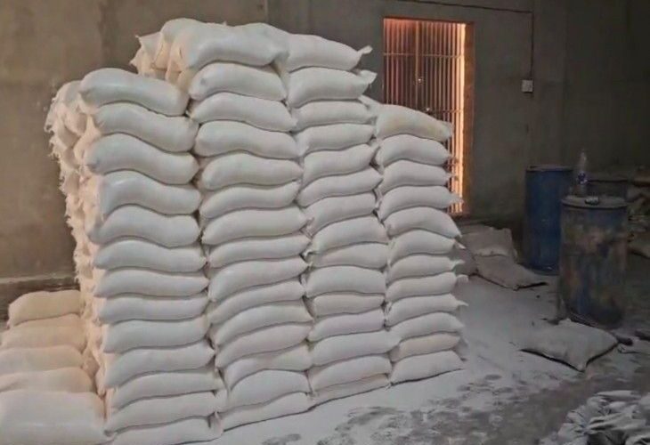 Raid on warehouse making fake fertilizer | नकली खाद बनाने वाले गोदाम पर छापामारी: शाहजहांपुर में मार्बल पाउडर से भरा ट्रक जब्त, गोदाम सील, हजारों खाली बोरियां और उपकरण बरामद – Shahjahanpur News