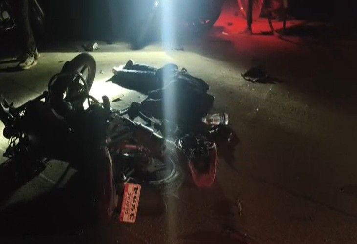 Truck hits bike in Chitrakoot | चित्रकूट में ट्रक ने बाइक को मारी टक्कर: मोबाइल सेवा कंपनी में काम करने वाले दो दोस्तों की मौत, ट्रक में लगी आग – Chitrakoot News