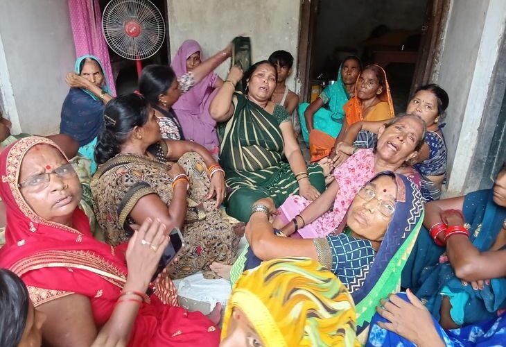 Two youths who went to buy sweets for Janmashtami died | जन्माष्टमी के लिए मिठाई लेने गए दो युवकों की मौत: जौनपुर में ट्रैक्टर-ट्रॉली से गिरे तीन दोस्त, दो ने मौके पर दम तोड़ा; एक घायल – Zafrabad News