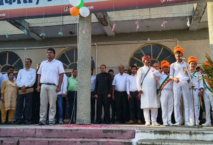 Independence Day Celebration at Collectorate | कलेक्ट्रेट में स्वतंत्रता दिवस समारोह: ध्वजारोहण के बाद सांस्कृतिक कार्यक्रमों से गूंजा परिसर, छात्राओं ने दी देशभक्ति की प्रस्तुतियां – Siddharthnagar News