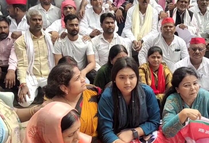 Farmers are troubled due to shortage of fertilizers in Banda | बांदा में खाद की किल्लत से किसान परेशान: सपा ने राज्यपाल को सौंपा ज्ञापन, डीएपी-यूरिया की भारी कमी का आरोप – Banda News