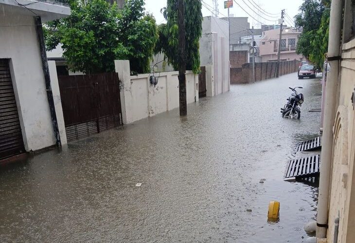 Roads filled with water due to heavy rain in Pilibhit | पीलीभीत में मूसलाधार बारिश से सड़कों पर भरा पानी: 6 और 7 अगस्त को कक्षा-1 से 8 तक के स्कूलों में रहेगा अवकाश – Pilibhit News