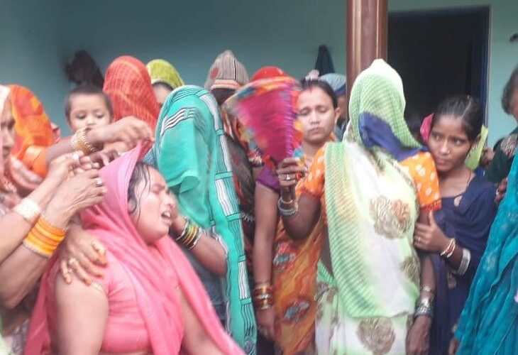 Teen dies after coming in contact with high tension line | हाईटेंशन लाइन की चपेट में आने से किशोर की मौत: फतेहपुर में बकरी चराने गया था, पेड़ से पत्ते तोड़ते समय हुआ हादसा – Dhata(Khaga) News