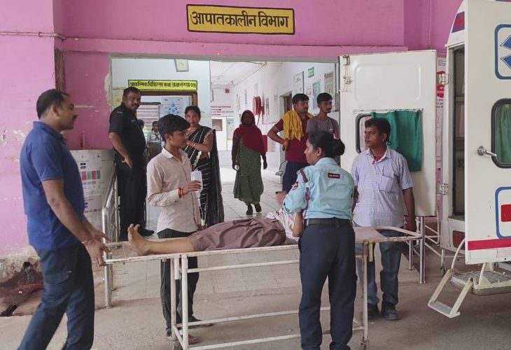 Two girl students’ health deteriorated after eating Maggi in Obra | ओबरा में मैगी खाने से दो छात्राओं की तबीयत बिगड़ी: लंच में टिफिन लेकर आई थीं, शिक्षकों ने अस्पताल भिजवाया – Obra (Sonbhadra) News