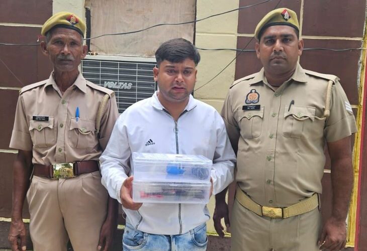 Forgery of government documents under the guise of cyber cafe | साइबर कैफे की आड़ में सरकारी दस्तावेजों की जालसाजी: बरेली में एक आरोपी गिरफ्तार, फर्जी आधार कार्ड और उपकरण बरामद – Bareilly News