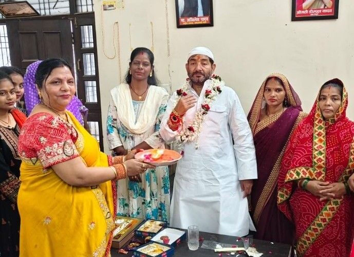 Harmony is tied with a silk thread for 20 years | 20 साल से रेशम की डोर में बंधा है सौहार्द: भदोही में हिंदू बहनें अपने मुस्लिम भाई को बांधती आ रही हैं राखी – Bhadohi (Sant Ravidas Nagar) News