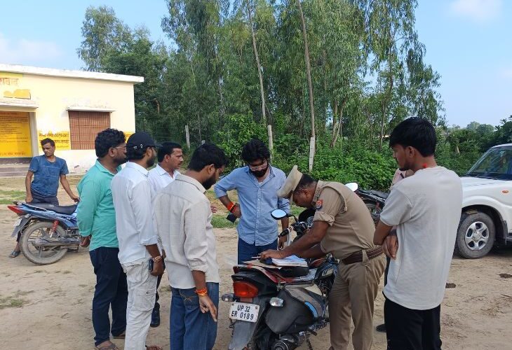 Dead body found on the roadside in Barabanki | बाराबंकी में सड़क किनारे मिला शव: वाहन की टक्कर से खाई में गिरे, पोस्टमॉर्टम के लिए भेजा – Banki (Nawabganj) News