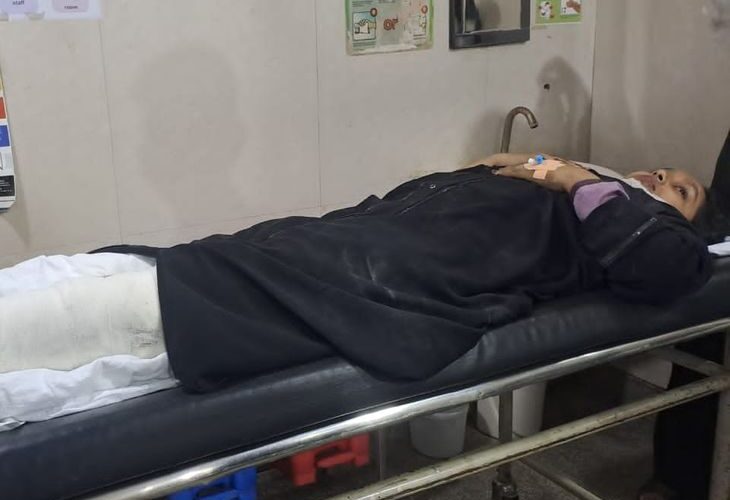 In Meerut, two girl students returning from school were hit by a Scorpio | मेरठ में स्कूल से लौट रही दो छात्राओं को स्कार्पियो: बाइक 20 मीटर तक उछली, दोनों छात्राओं के पैर गंभीर रूप से घायल – Meerut News