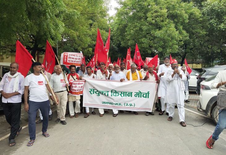 Kisan Morcha’s demonstration at the Collectorate | किसान मोर्चा का कलेक्ट्रेट पर प्रदर्शन: कृषि नीतियों के विरोध में राष्ट्रपति को भेजा ज्ञापन, MSP गारंटी की मांग – Mau News