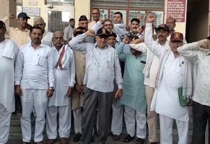 Protest against assault on a soldier at Shamli toll plaza | शामली टोल प्लाजा पर सैनिक से मारपीट का विरोध: पूर्व सैनिकों ने डीएम को सौंपा ज्ञापन, टोल ठेका रद्द करने की मांग – Shamli News