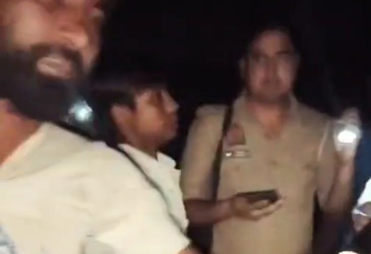 Two youths were beaten up in Etah thinking they were thieves | एटा में दो युवकों को चोर समझकर पीटा, VIDEO: 7 नामजद और 35 अज्ञात लोगों पर हत्या का प्रयास समेत कई धाराओं में FIR – Etah News