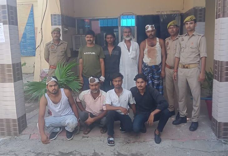 Dispute between two parties regarding installation of door in Kosikala | कोसीकलां में दरवाजा लगाने को लेकर दो पक्षों में विवाद: पुलिस ने पथराव में शामिल 8 लोगों को गिरफ्तार कर भेजा जेल , डंडा-बोतल और ईंट बरामद – Mathura News