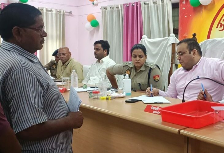 Solution day organized in Kasganj | कासगंज में समाधान दिवस का आयोजन: डीएम-एसपी ने सुनीं दो दर्जन से अधिक शिकायतें, मौके पर समाधान का निर्देश – Kasganj News
