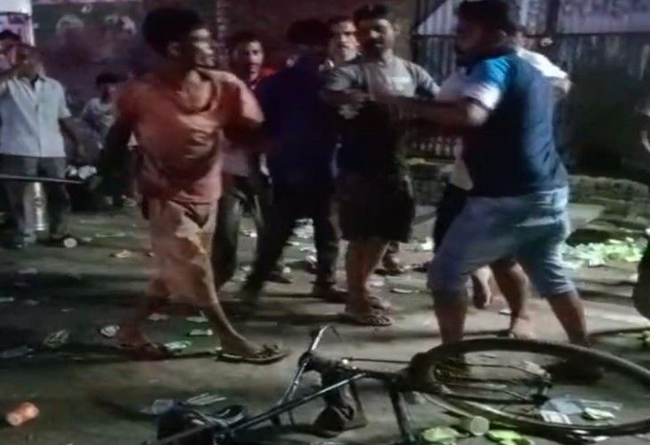 Ruckus outside liquor shop in Shahjahanpur | शाहजहांपुर में शराब ठेके के बाहर हंगामा: दो युवकों में डंडों से मारपीट, VIDEO, साइकिल और ठेलों का सामान बिखरा – Shahjahanpur News