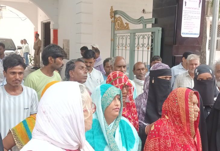 Dispute over occupation of public land | सार्वजनिक जमीन पर कब्जे का विवाद: पूर्व प्रधान समेत 6 लोगों पर आरोप, सैकड़ों ग्रामीणों ने डीएम से की मुलाकात – Jaunpur News