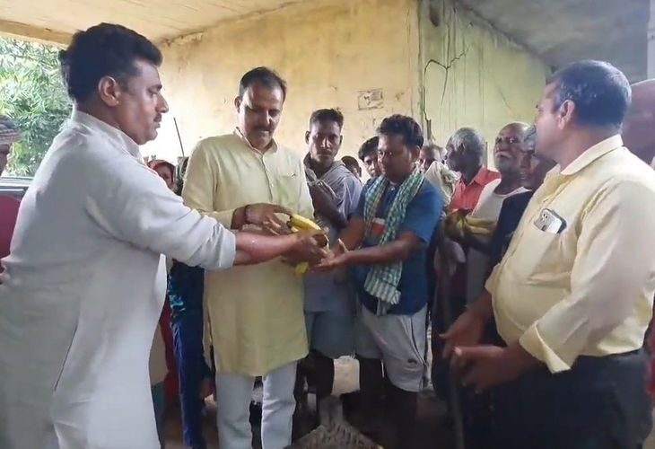 BJP leader visited flood affected villages | बाढ़ प्रभावित गांवों का भाजपा नेता ने किया दौरा: राहत चौकी स्थापित कराई, सपा विधायक और सांसद पर साधा निशाना – Chandauli News