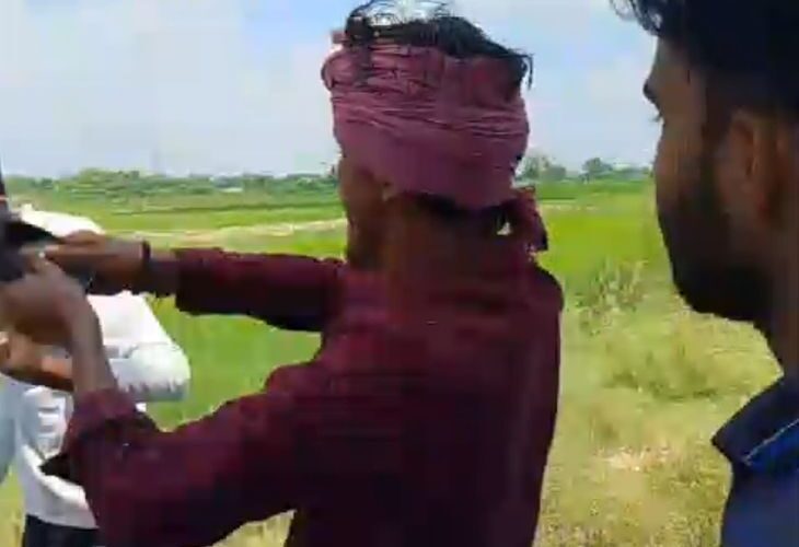 Bullies beat up young men, forced them to touch their feet, VIDEO | दबंगों ने युवकों को पीटा, जबरन पैर छुआए, VIDEO: पुरानी रंजिश के चलते रास्ते में घेरा, 10 के खिलाफ केस दर्ज – Auraiya News