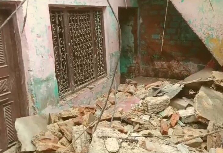 The roof of a dilapidated house collapsed in Hapur | हापुड़ में जर्जर मकान की छत गिरी: बारिश से कमजोर हुई छत के मलबे में दबे 5 लोग, अस्पताल में भर्ती – Hapur News