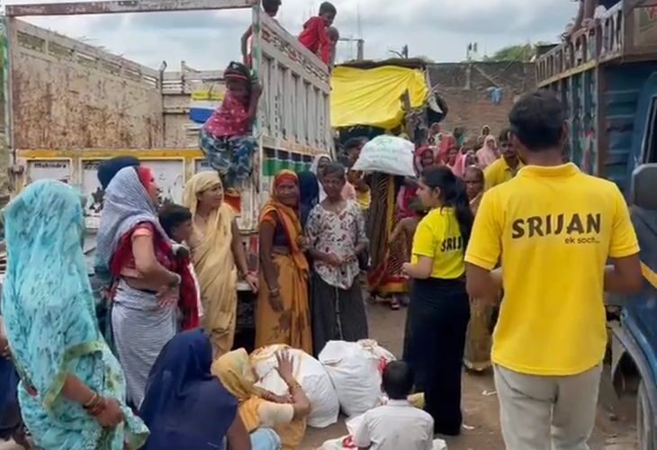 Flood victims in Hamirpur got torn clothes | हमीरपुर में बाढ़ पीड़ितों को मिले फटे कपड़े: स्वयंसेवी संस्था ने बांटी थी राहत किट, प्रशासन ने संस्था से मांगा जवाब, कार्रवाई की तैयारी – Hamirpur News