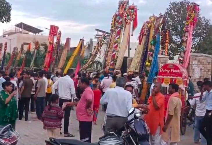 A procession of 26 sticks started from Govind Nagar | 26 छड़ियों की शोभायात्रा गोविंद नगर से निकली: सहारनपुर में बैंड-बाजों के साथ पठानपुरा तक पहुंची, श्रद्धालुओं ने किया स्वागत – Saharanpur News