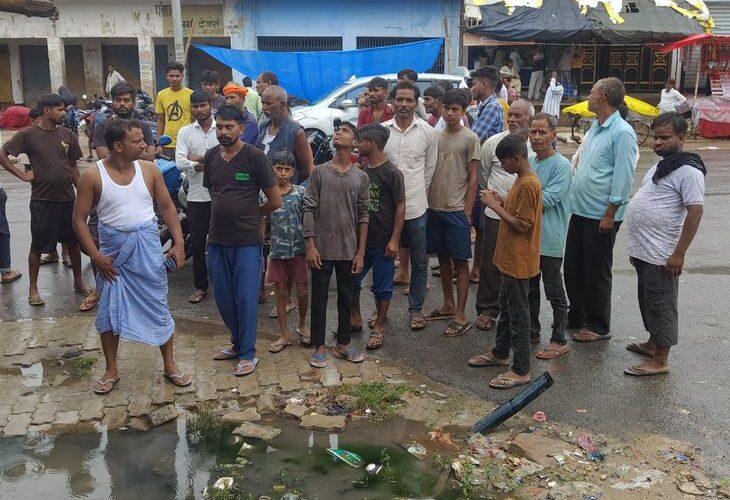 Electric current passed near Lodheshwar Mahadev Chowki, 2 died | लोधेश्वर महादेव चौकी के पास करंट उतरा, 2 की मौत: कई श्रद्धालु झुलसे, दर्शन के लिए जा रहे थे भक्त; अचानक खंभे में आया करंट – Barabanki News