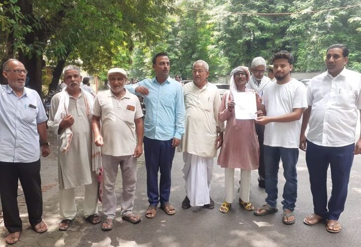 The traders of Fefna demonstrated at the Collectorate | फेफना के व्यापारियों ने कलेक्ट्रेट में किया प्रदर्शन: ट्रेन ठहराव समेत 6 मांगों का ज्ञापन सौंपा, बोले-सब्जीमंडी में मूलभूत सुविधाओं का अभाव – Ballia News