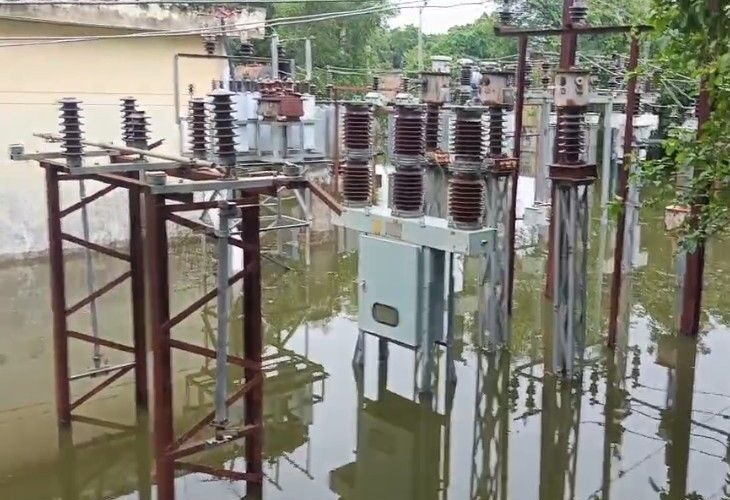 Power outage due to flood in Prayagraj | प्रयागराज में बाढ़ से बिजली गुल: 180 मोहल्ले और गांव अंधेरे में, उपकेंद्रों में घुसा पानी; 59 फीडरों को बंद किया गया – Prayagraj (Allahabad) News