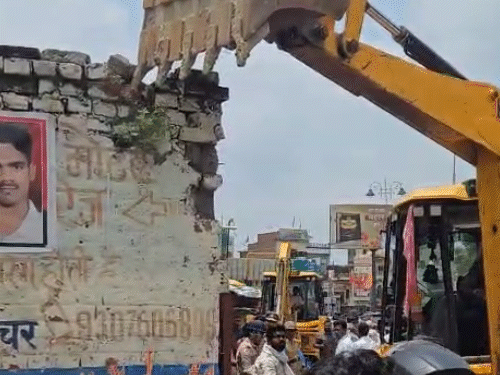 Varanasi Bulldozer encroachment update Video | वाराणसी में अतिक्रमण पर चला बुलडोजर: 3 थानों की पुलिस समेत RAF तैनात; ड्रोन से पूरे इलाके की निगरानी – Varanasi News