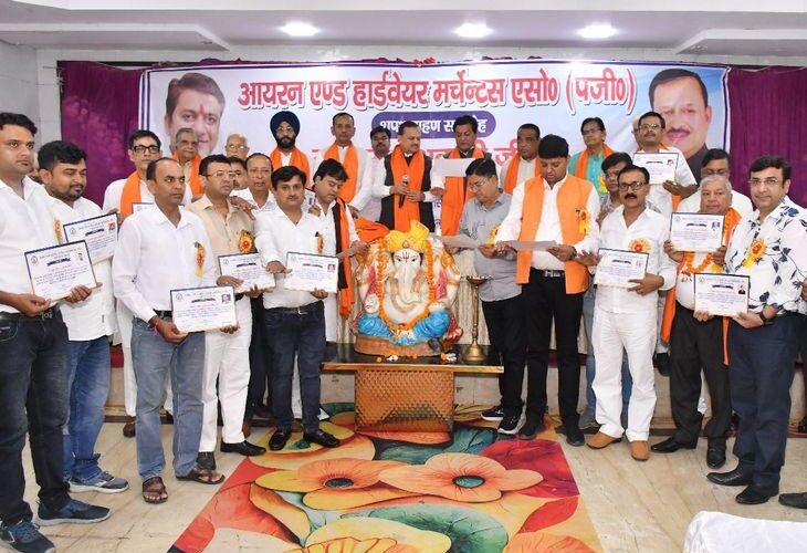 Golden Jubilee Celebration of Iron and Hardware Merchants Association | आयरन एंड हार्डवेयर मर्चेंट्स एसोसिएशन का स्वर्ण जयंती समारोह: कानपुर सांसद रमेश अवस्थी ने किया दीप प्रज्वलन, नई कार्यकारिणी को दिलाई शपथ – Kanpur News